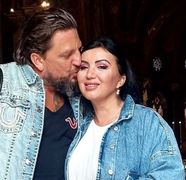 Adriana Bahmuțeanu și George Restivan s-au căsătorit, la o lună de la moartea mamei. Vedeta i-a surprins pe toți cu rochia aleasă pentru cununie
